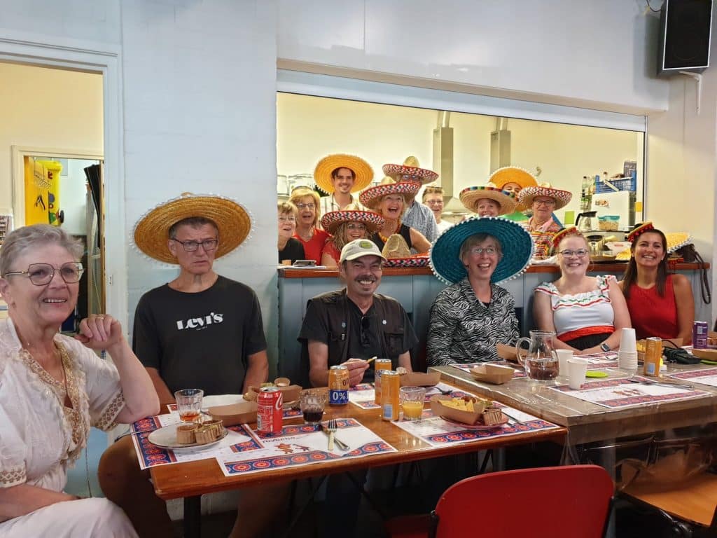 Jiska, 3e van rechts, tijdens de Mexicaanse avond in Uit-Wijk