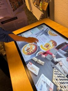 De belevenistafel in de bibliotheek in Hilversum.