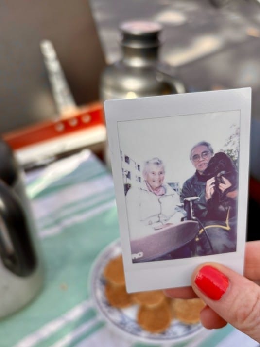 Polaroidfoto van twee mensen.
