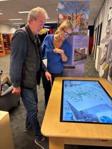 Niels en Danielle in de bibliotheek van Hilversum