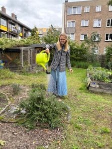 Sanne begiet de planten