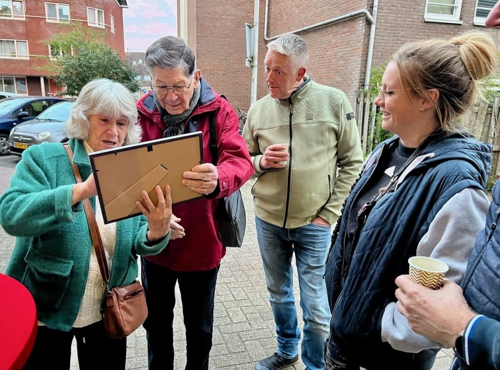 In gesprek in de buurt dankzij foto's van bewoner Herman.