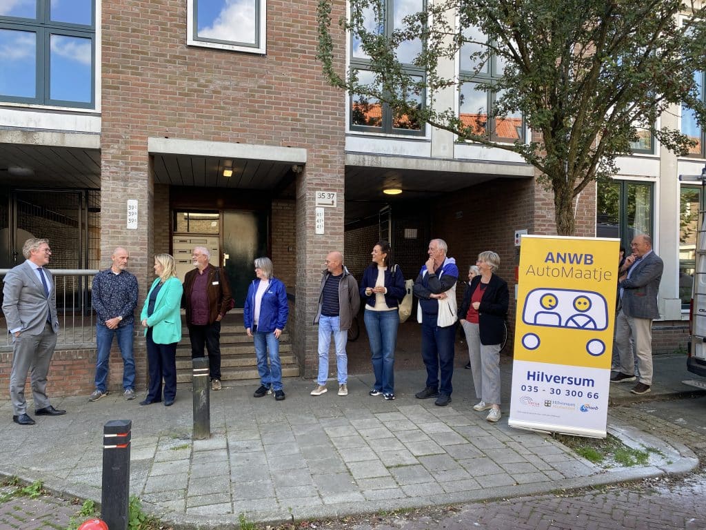 Opening AutoMaatje door Hilversumse wethouder Van Voorden (links op de foto)