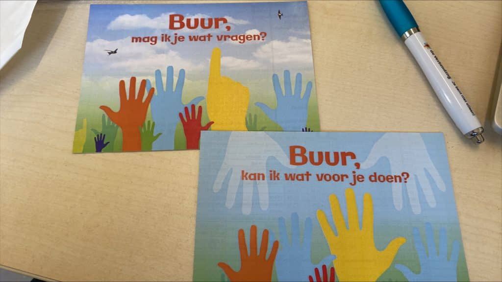Kaartjes om gesprek met buur aan te gaan om hulp aan te bieden en om hulp te vragen.