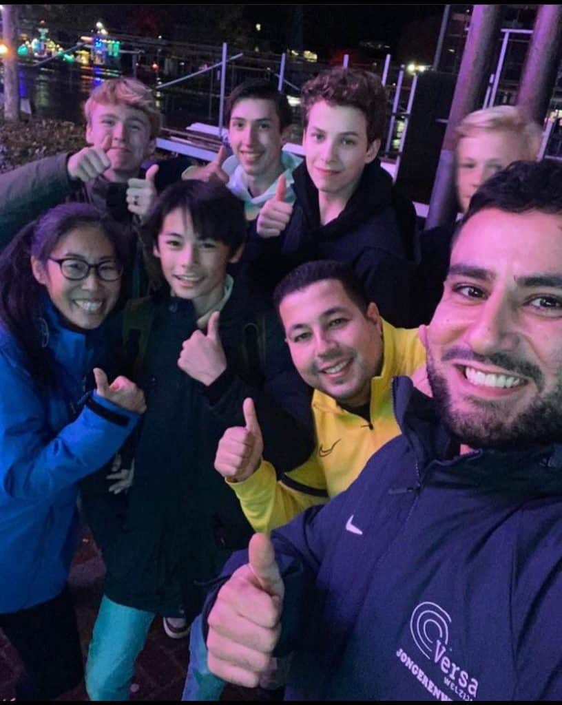 Vrolijke jongeren en jongerenwerkers.