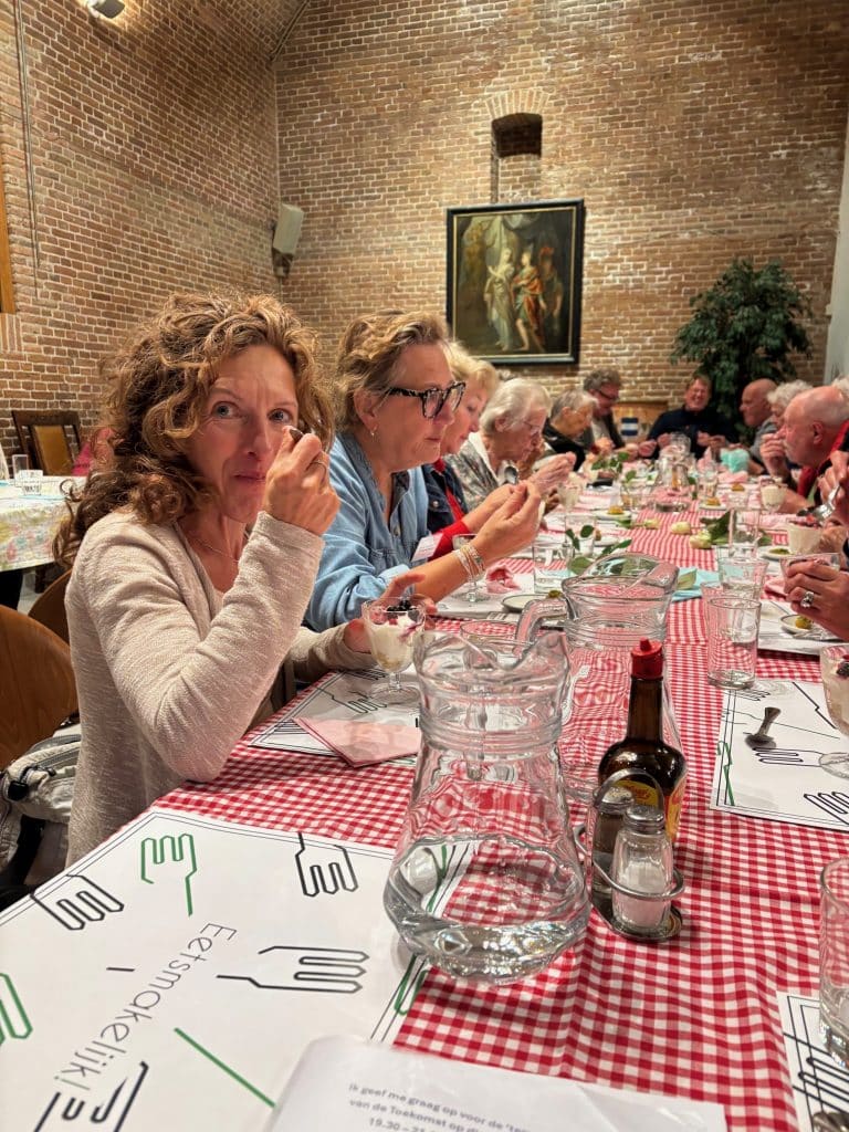 Samen eten aan de Tafel van de Toekomst, linksvoor zit opbouwwerker Caroline