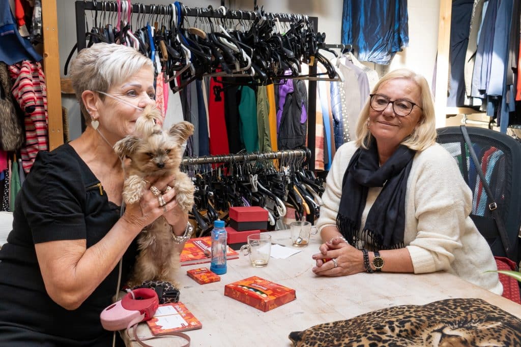 Elze in de kledingruilwinkel in Weesp