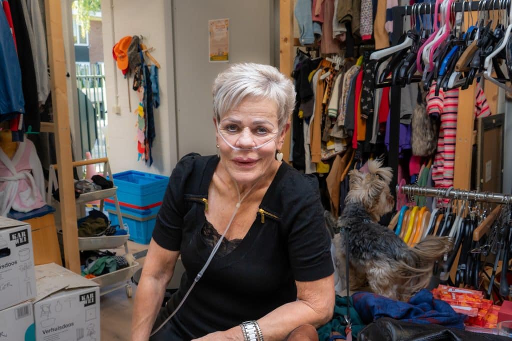 Elze in de kledingruilwinkel in Weesp