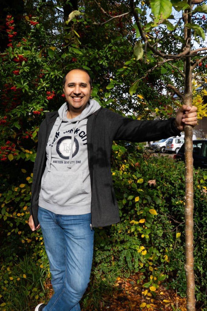 Husam in de moestuin van wijkcentrum Uit-Wijk