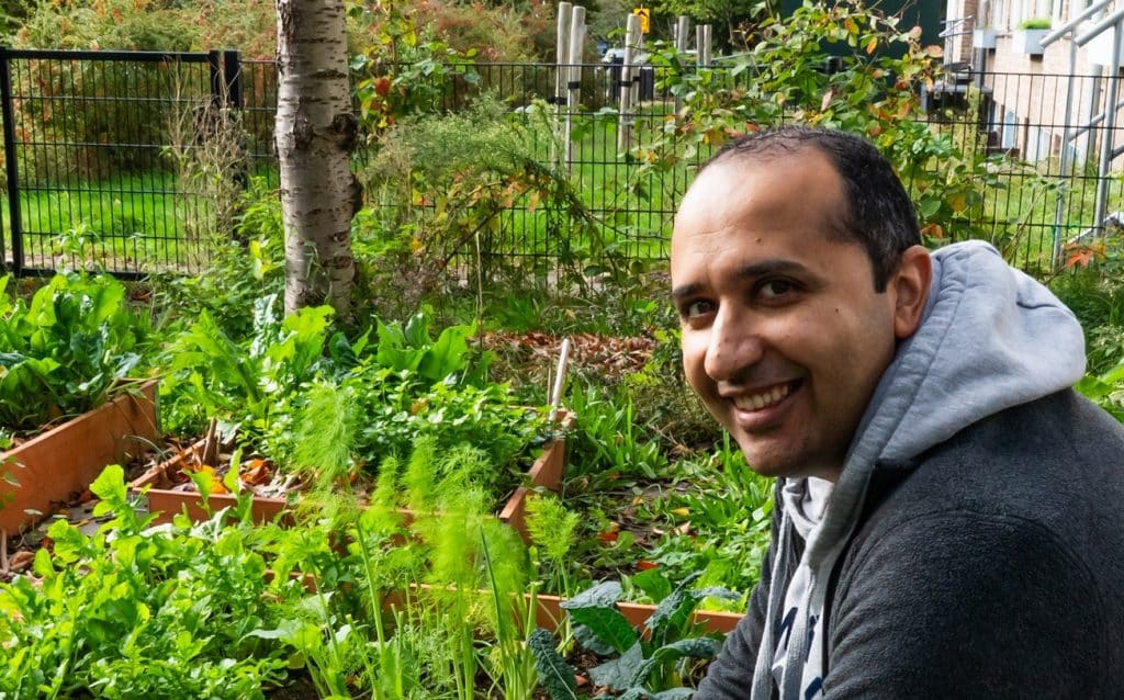 Husam in de moestuin van wijkcentrum Uit-Wijk