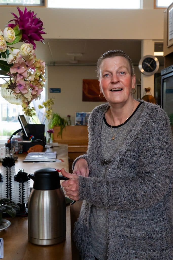 Janneke is gastvrouw in wijkcentrum Meentamorfose