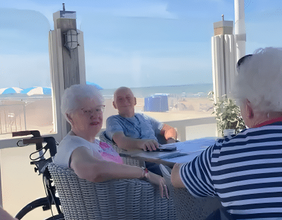 Senioren op het strand in Weesp