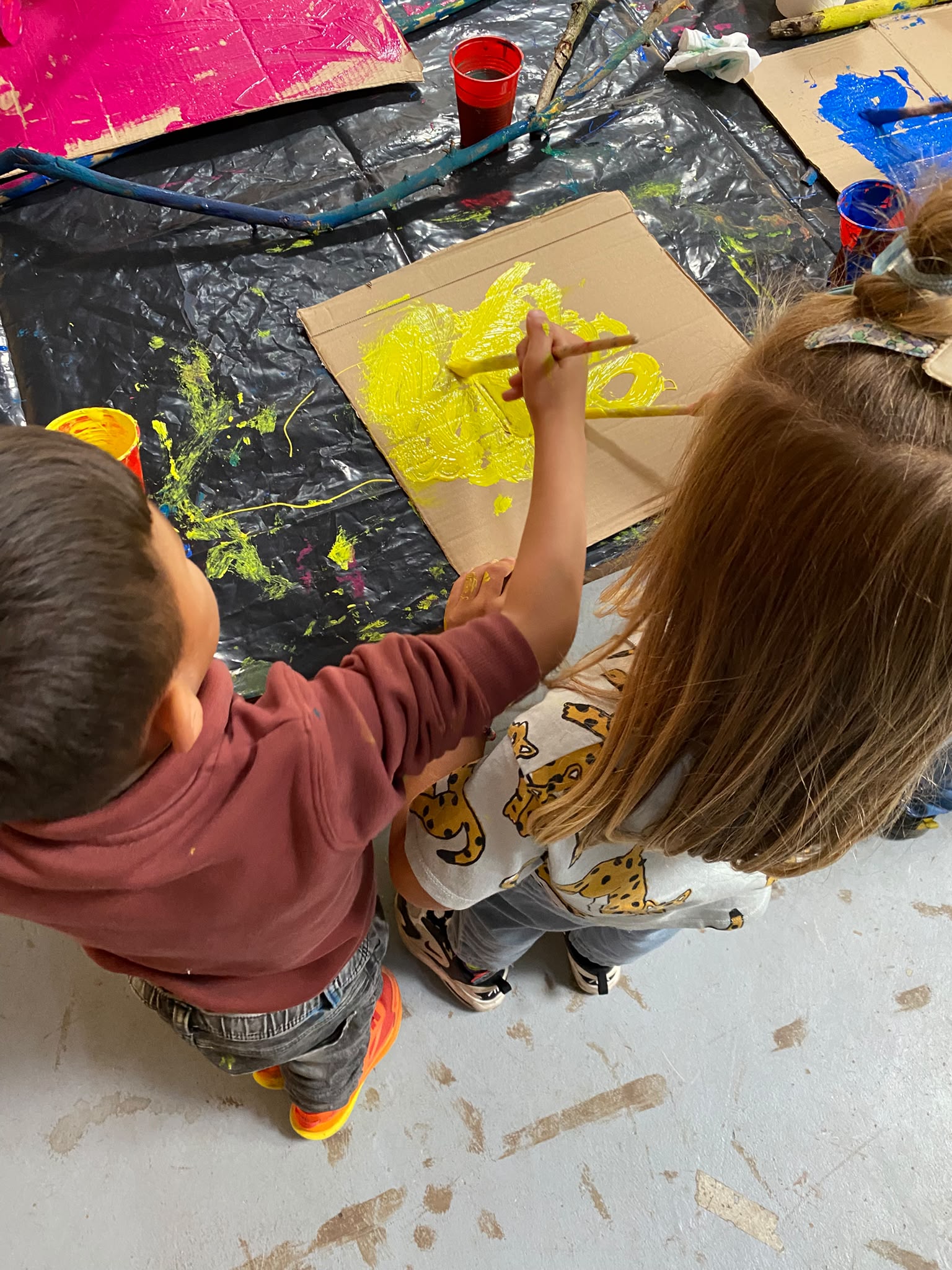 Jonge kinderen kliederen met verf